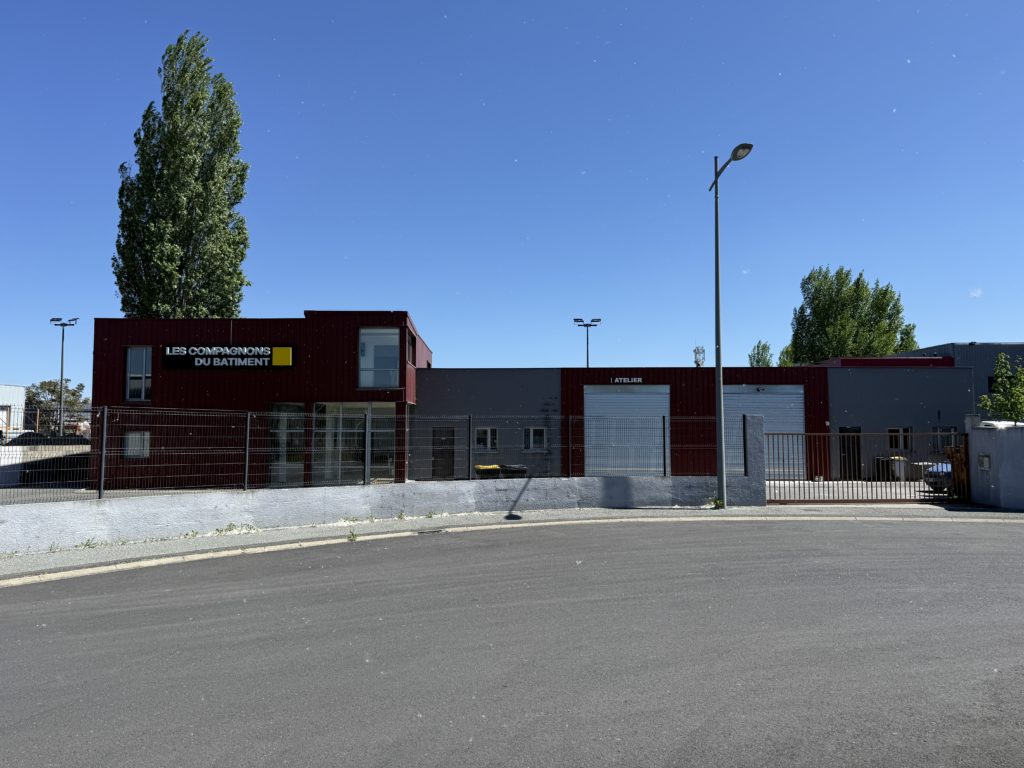 VENDU – LES COMPAGNONS DU BÂTIMENT – 475 m² – CLERMONT-FERRAND