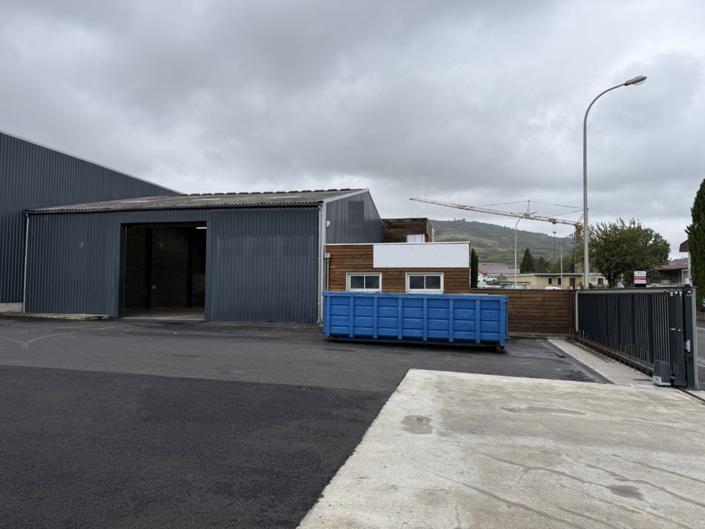 LOUÉ – LOCAL D'ACTIVITÉ – 330 m² – LA ROCHE BLANCHE